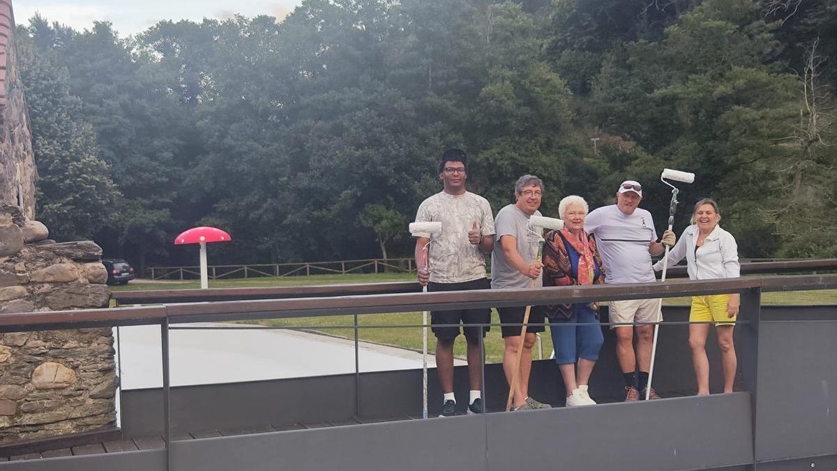 Miembros de la asociación en la pasarela que cruza la presa del Prao del Molín de Cangas del Narcea.
