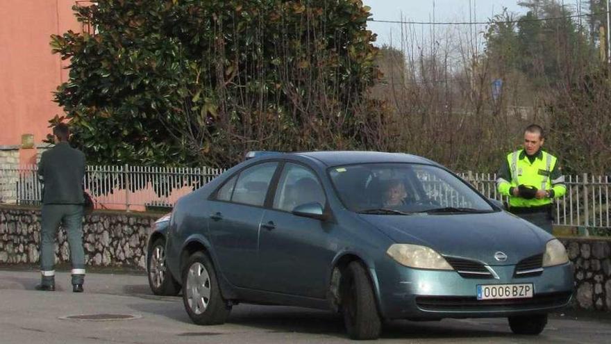 Dos agentes de la Guardia Civil junto al vehículo del conductor italiano.