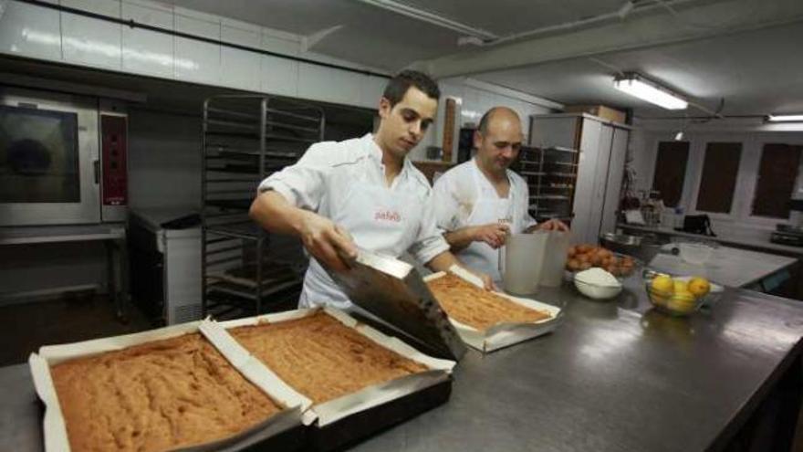 Daniel Patiño, en primer plano, ultimando los preparativos de la tarta de Elche más grande.