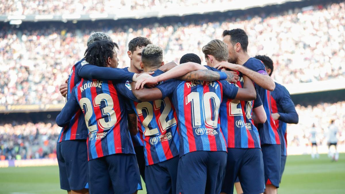 Los jugadores del FC Barcelona celebran el gol de Raphinha contra el Valencia
