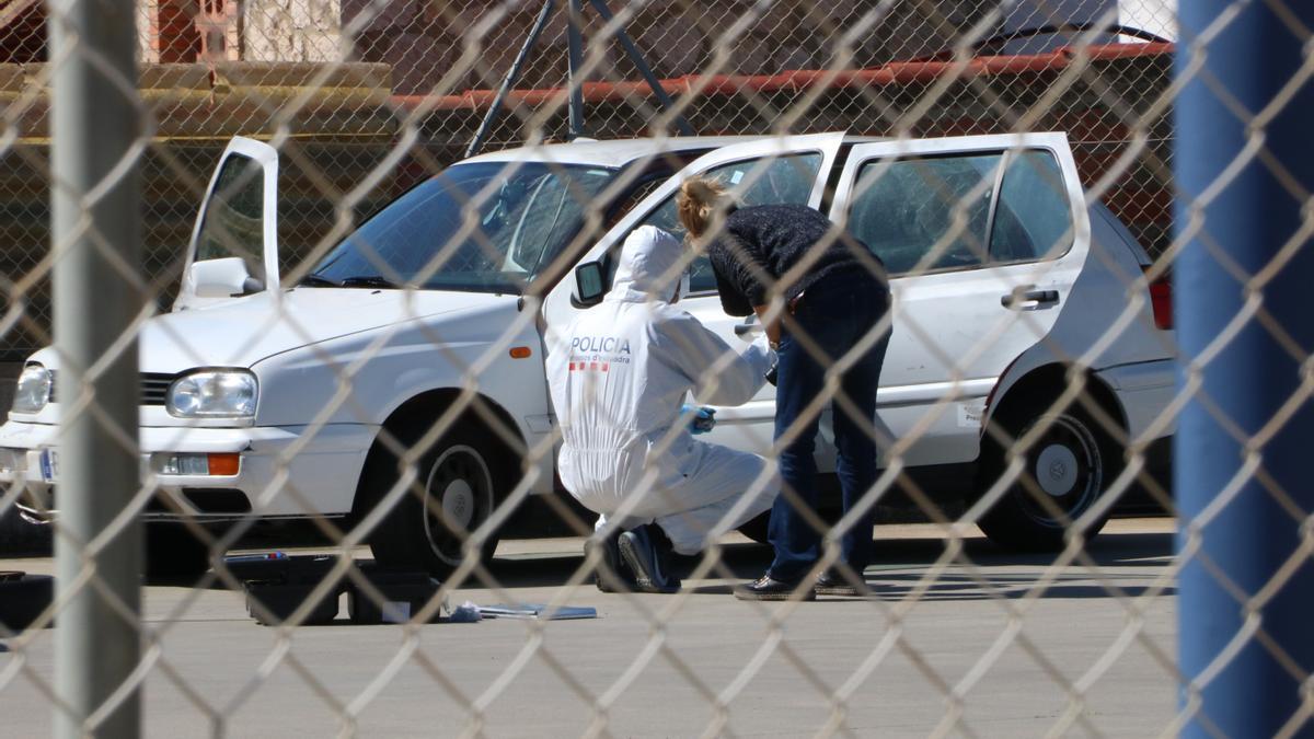 La policia inspeccionant el vehicle on va aparèixer el cadàver de Roses, aquest 13 d'abril del 2021.