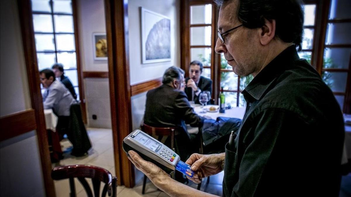 Un camarero en un restaurante de Barcelona
