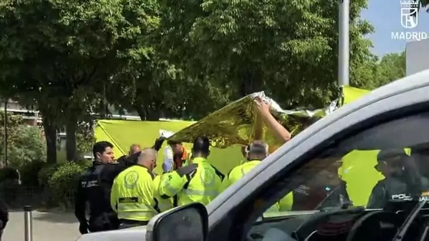 Un menor de 17 años muere tras ser apuñalado por la espalda por otro joven desde un patinete en Madrid