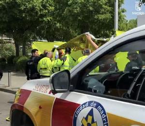 Un menor de 17 años muere tras ser apuñalado por la espalda por otro joven desde un patinete en Madrid