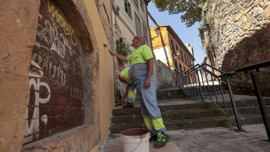 La brigada antigrafiti de Oviedo borra en 48 horas una oleada de 29 pintadas en el Antiguo