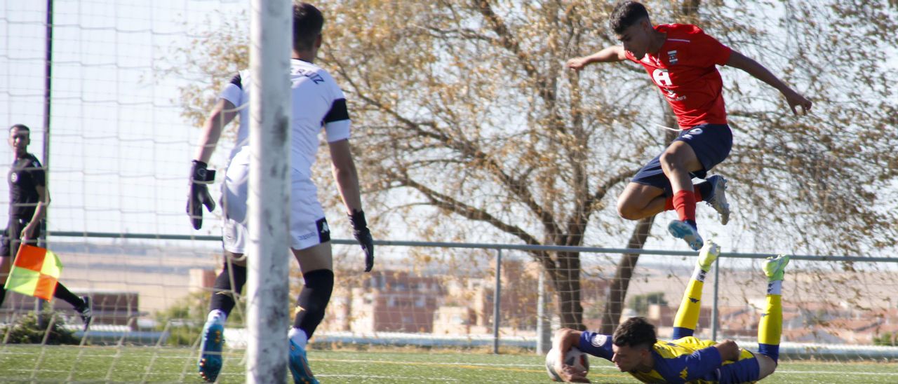 Rayco salta sobre un jugador del Alcorcón B en una acción de ataque del Diocesano.