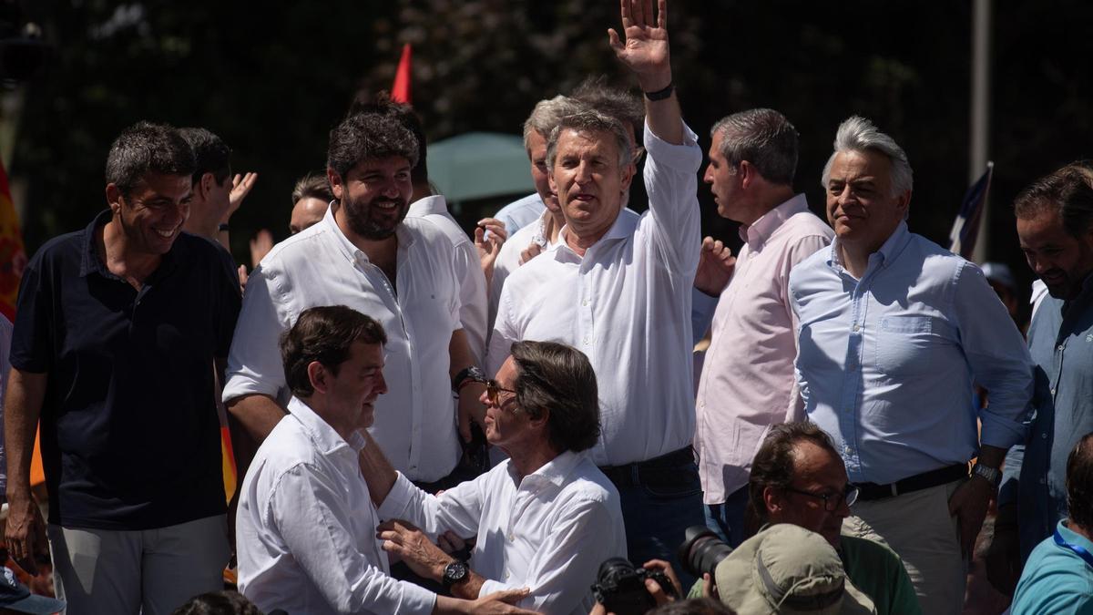 Mazón, junt a la cúpula del PP el diumenge passat en Madrid.