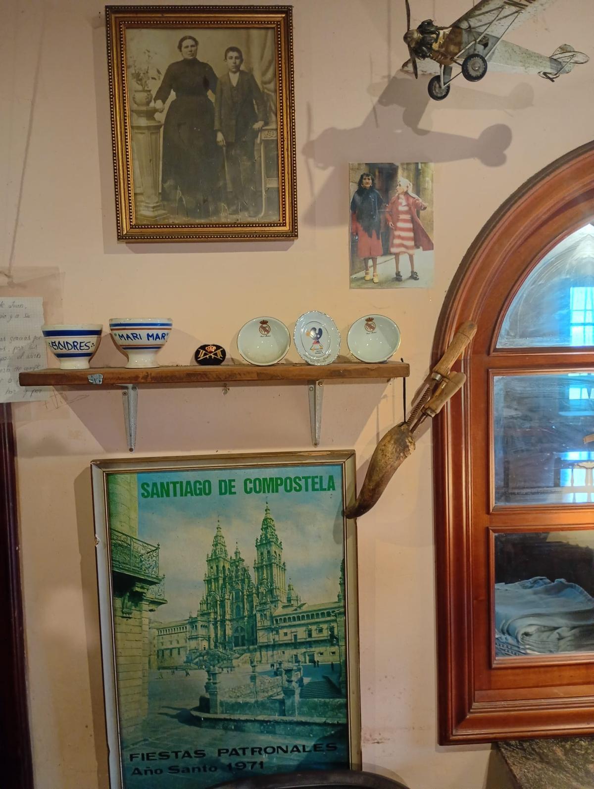 Algunas de las antigüedades del local, con una fotografía de la bisabuela y el abuelo del propietario.