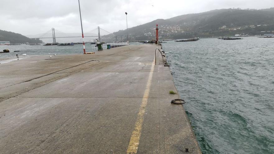 Muelle de Domaio, vacío de balandros refugiados en San Adrián en un día de temporal. |