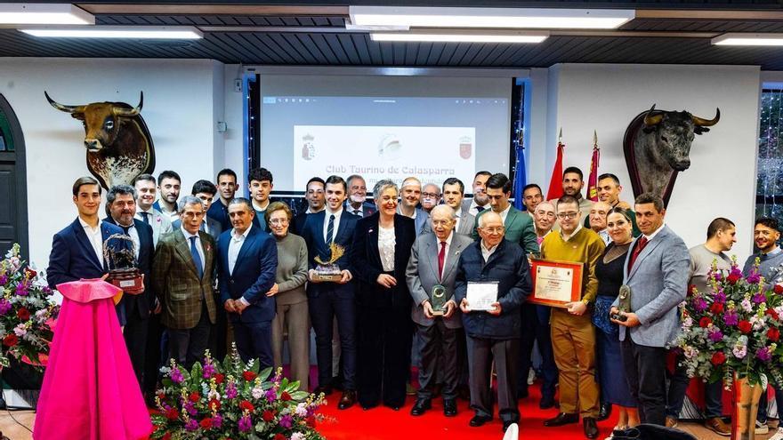 El novillero Joao D’Alva recibe el trofeo ‘Espiga de Oro’ de la Feria Taurina del Arroz de Calasparra