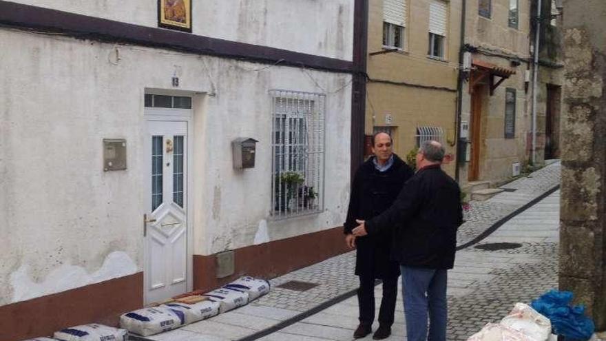 Sacos para evitar las inundaciones en la zona de Esfarrapada. // FdV