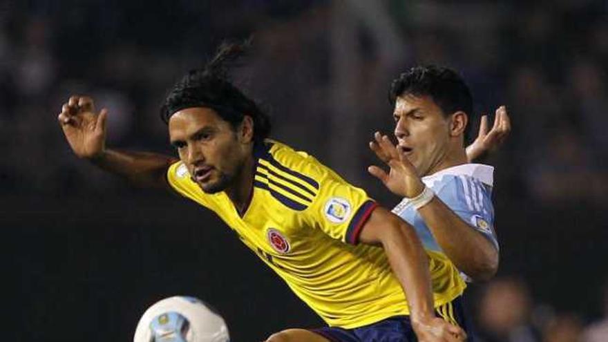 Abel Aguilar se adelanta a Agüero, durante el Argentina-Colombia del sábado.