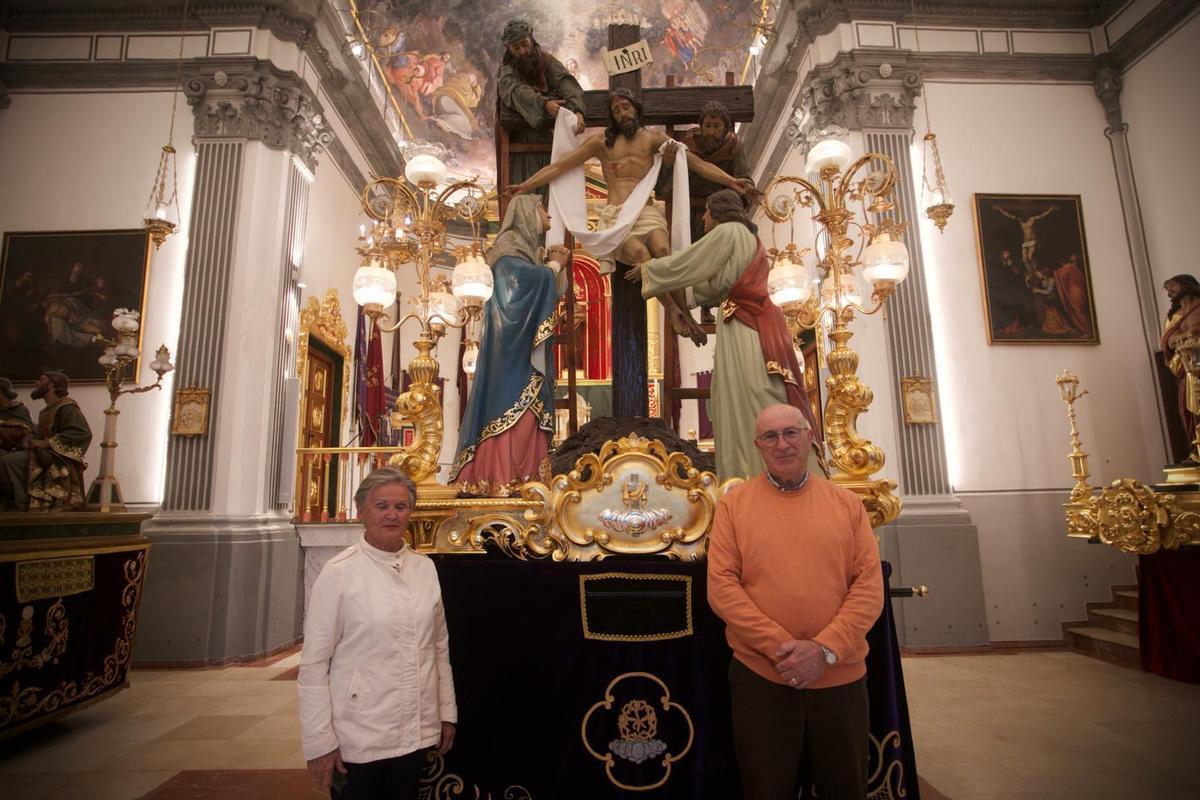 Dos de los hermanos Caruana, ante el anda restaurada.