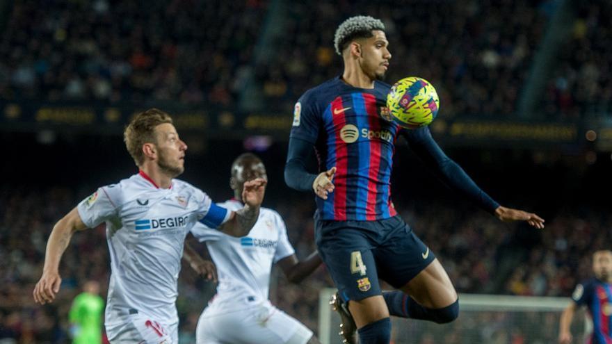 Araujo controla el balón ante Rakitic en el Barça-Sevilla del Camp Nou.