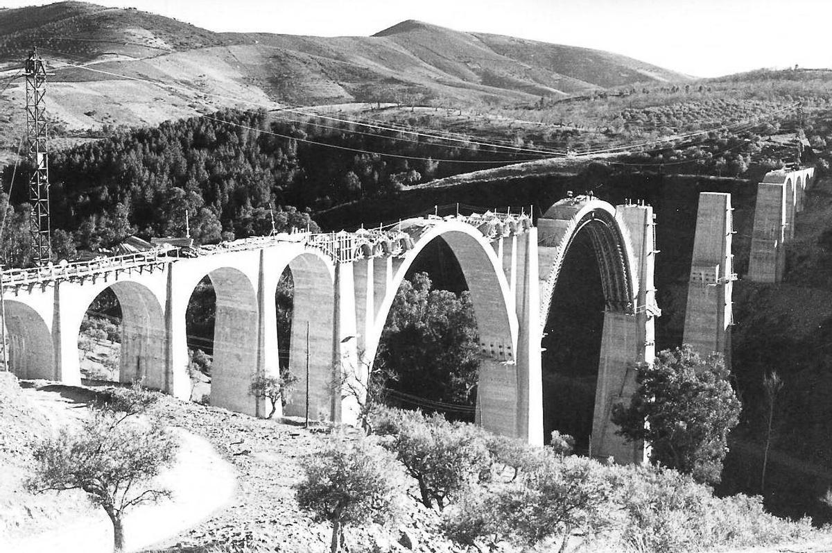 Obras del viaducto sobre el río Guadalupejo, en el punto kilométrico 83/8  (1958. Archivo de Juan José Ramos Vicente).