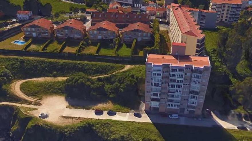 Vista aérea del alto edificio de la Atalaya. A la izquierda, se ejecutará el aparcamiento, al borde del mar.