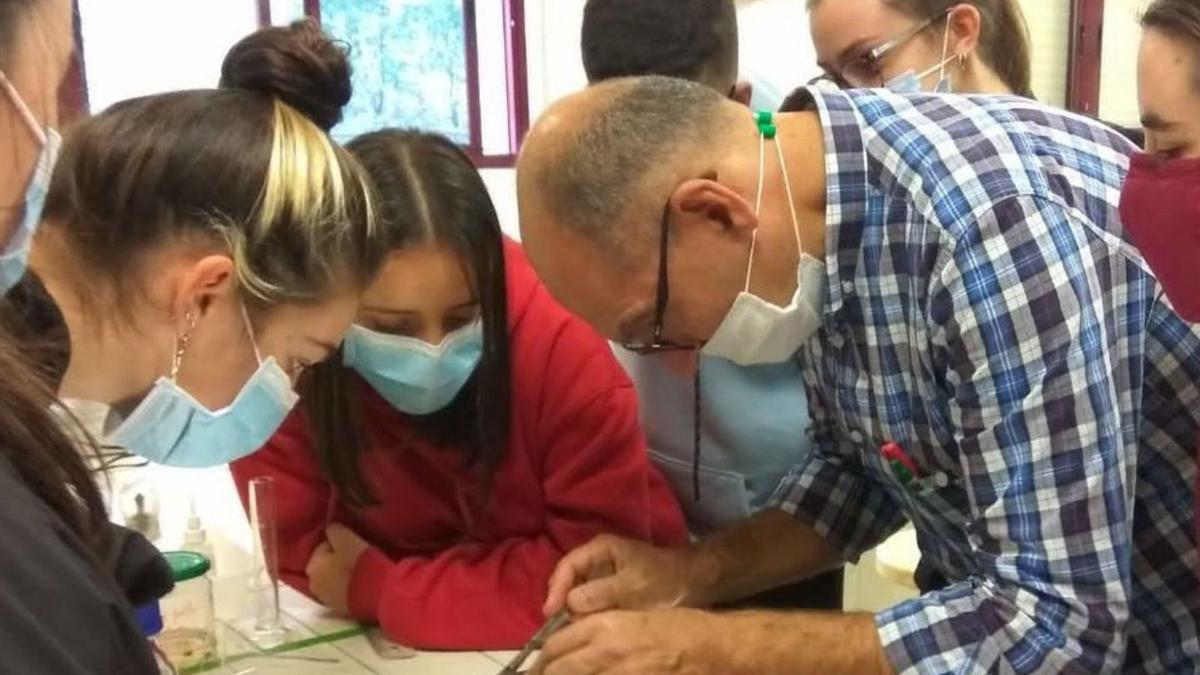 En el laboratorio del centro realizando trabajo práctico.