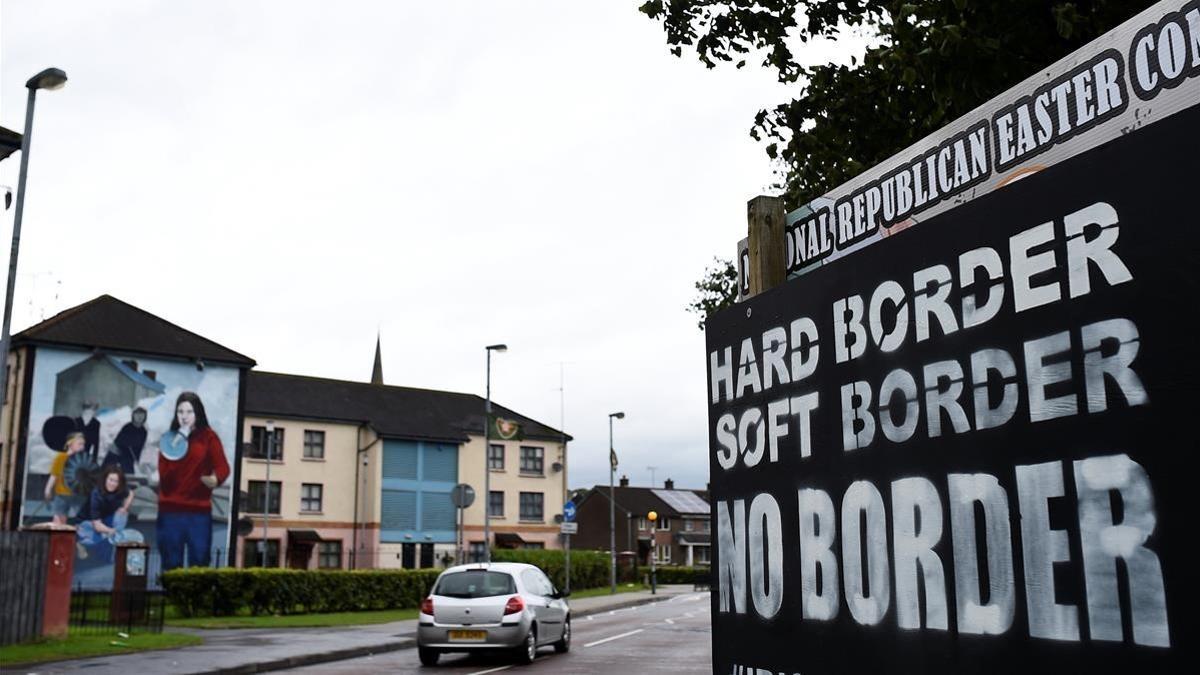 Un cartel en Londonderry, ciudad fronteriza de Irlanda del Norte, con la consigna: &quot;Frontera dura, frontera blanda, sin frontera&quot;.