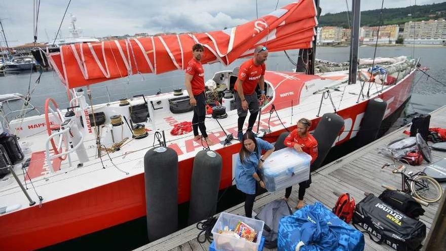 El Mapfre a su llegada a su base de Sanxenxo ayer. // Gustavo Santos