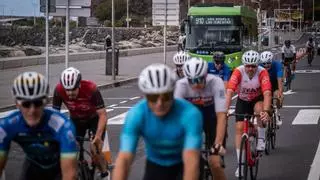 ‘Despistes’ y muchos ciclistas en el primer día del carril bus de la playa de Las Teresitas