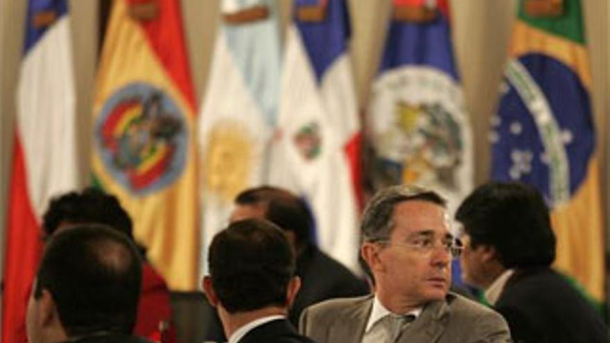 Uribe, Chávez y Correa se sientan a la misma mesa en una cumbre de tensión