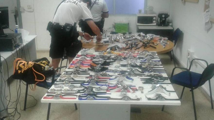 Agentes de la Policía Local colocan los relojes falsificados intervenidos en la Playa de Palma.