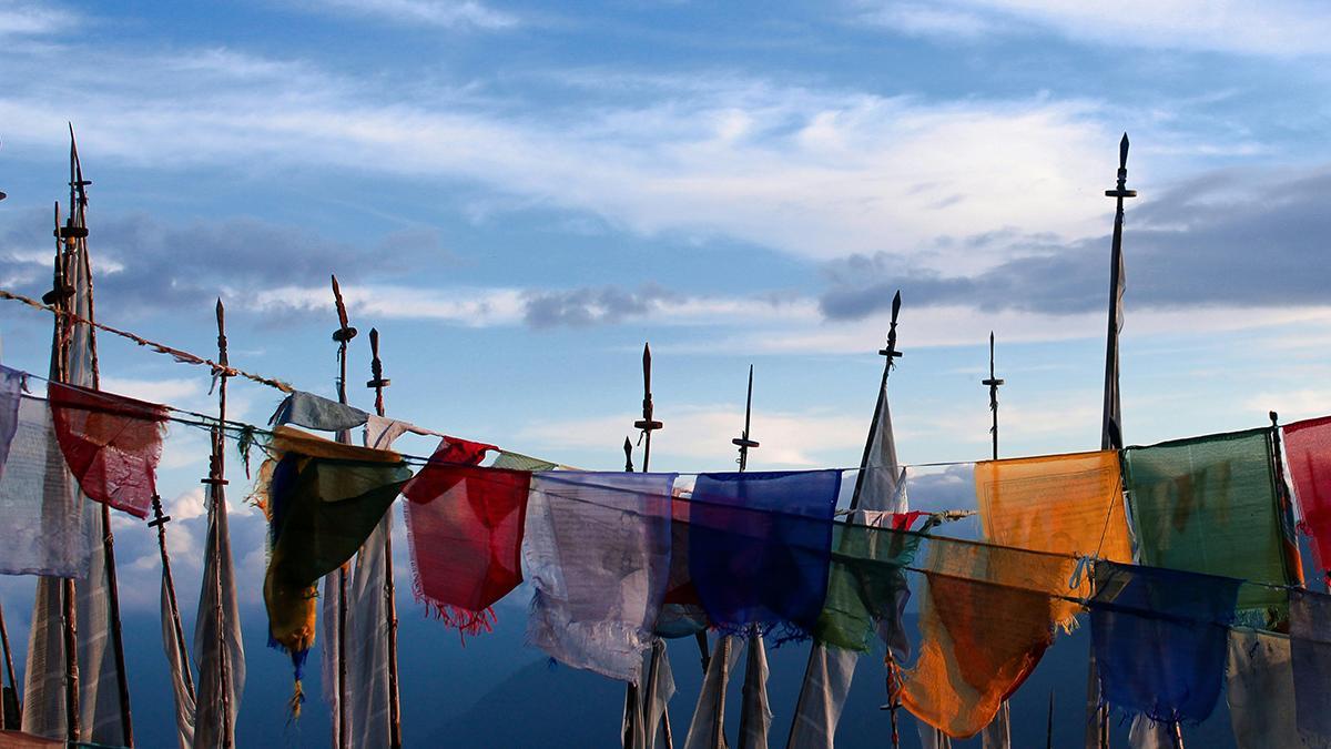 Las banderas de oración acompañan caminos, puentes y pasos de montaña en todo el viaje por Bután.
