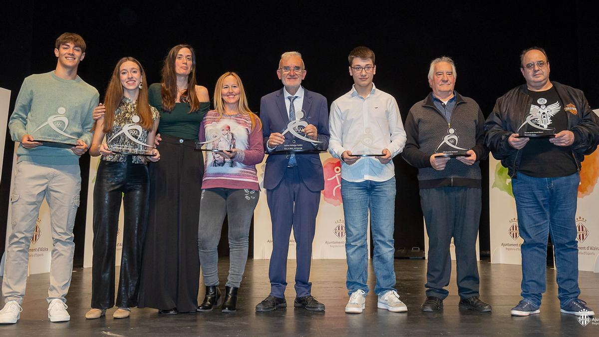 Adri Climent y Vicky Andres, a la izquierda, con otros deportistas que recibieron el reconocimiento a propuesta de sus clubes en la gala del deporte alzireño.