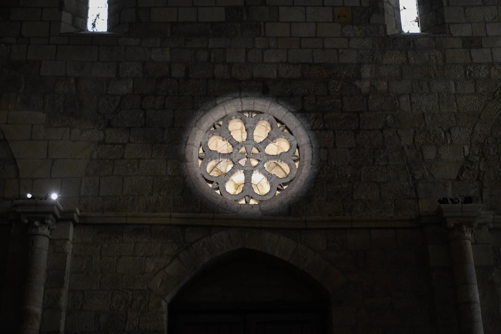 Interior de la iglesia de San Juan tras la instalación de nueva iluminación.