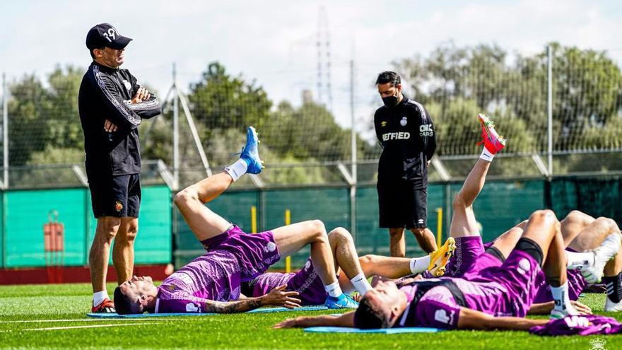 Luis García observa el trabajo de sus jugadores en Son Bibiloni.