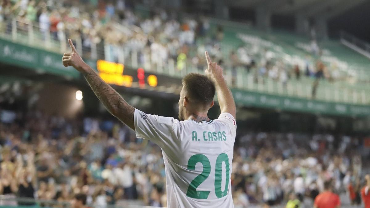 Antonio Casas celebra su gol ante el Unionistas junto a la grada de El Arcángel.