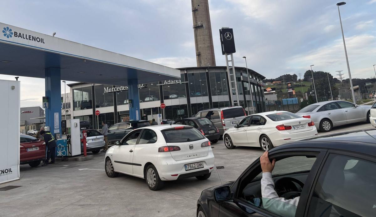 Colas para repostar en una gasolinera de Avilés a principios de marzo.