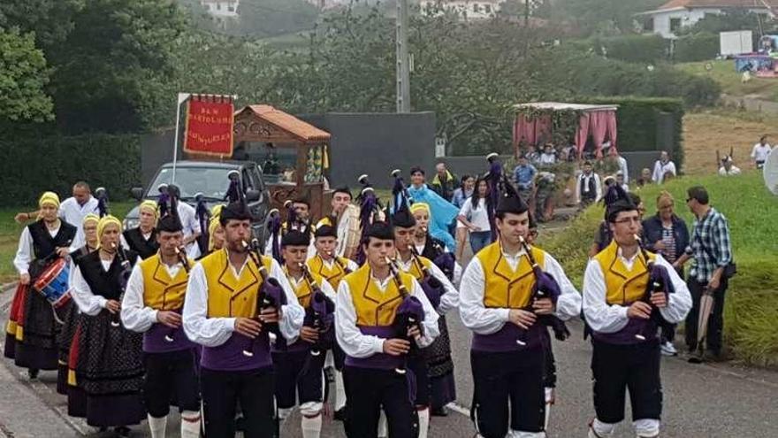 La Banda de Gaitas &quot;La Laguna&quot; de San Claudio, durante el desfile.