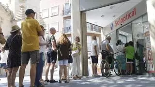 Colas en ópticas y farmacias en busca de gafas de sol para el eclipse: "Lo esperábamos, pero no a este nivel"