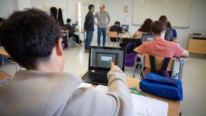 Ús dordinador a clase a un institut de Cabrils.