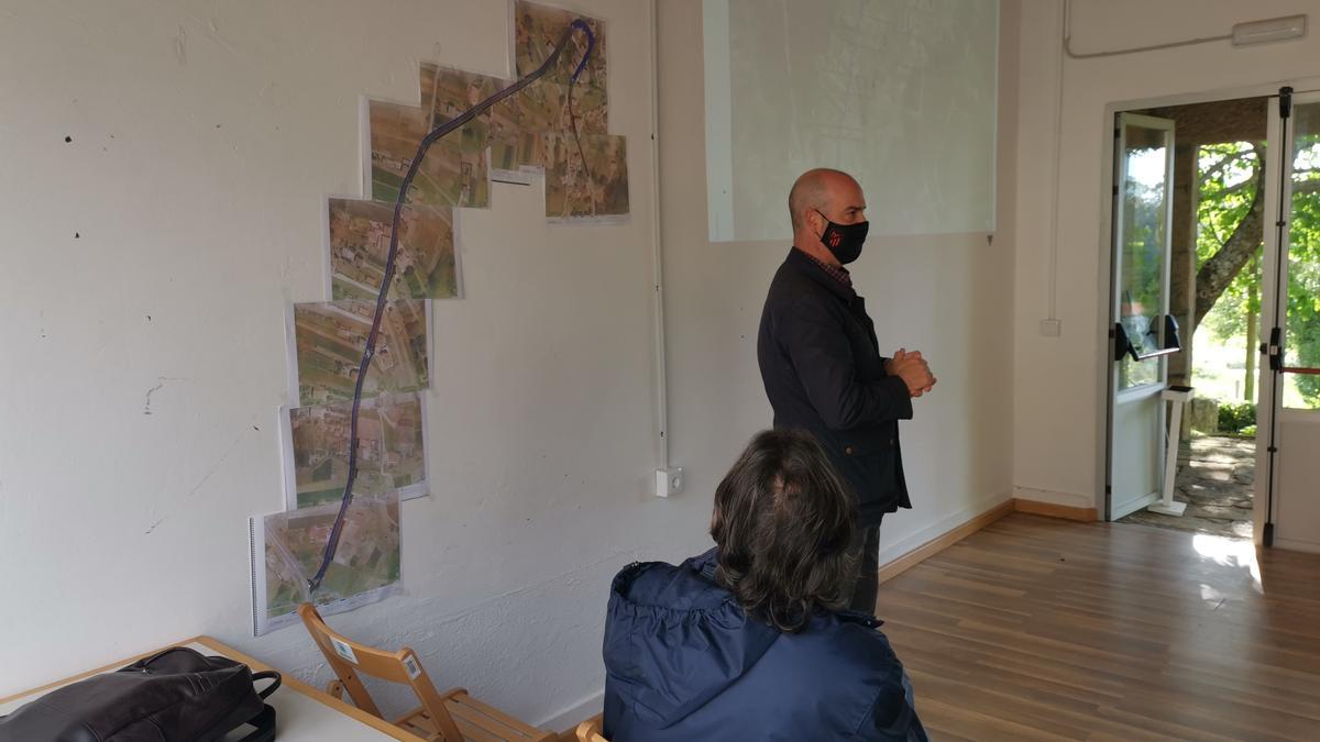 El alcalde de Bueu, Félix Juncal, durante la presentación del proyecto a los vecinos de Meiro.