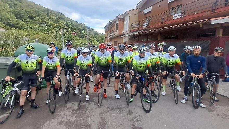 La familia cicloturista del Angliru honra la memoria de Juan Luis Cabo, fallecido hace un año tras una dura enfermedad