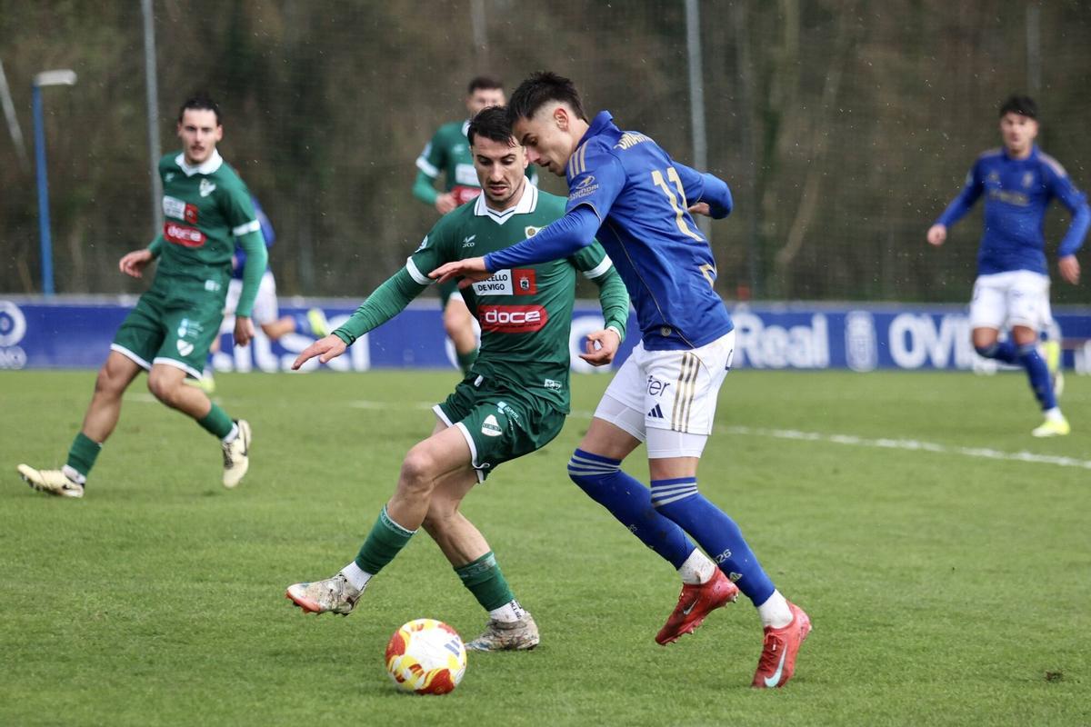 Omar Falah, con el balón, ante un rival del Coruxo