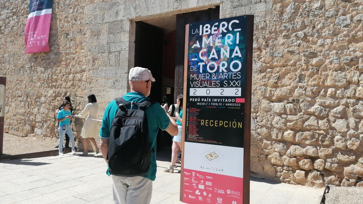 Un visitante se dispone a acceder a la sede del Alcázar, en la que tendrá lugar el ciclo de cine