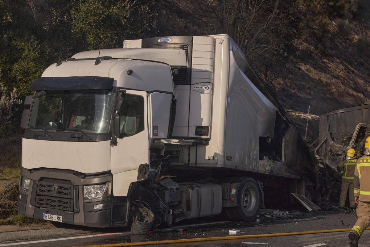 Imatges de l'accident entre dos camions a l'Eix Transversal, a l'alçada de Santa Coloma de Farners Imatges de l'accident entre dos camions a l'Eix Transversal, a l'alçada de Santa Coloma de Farners