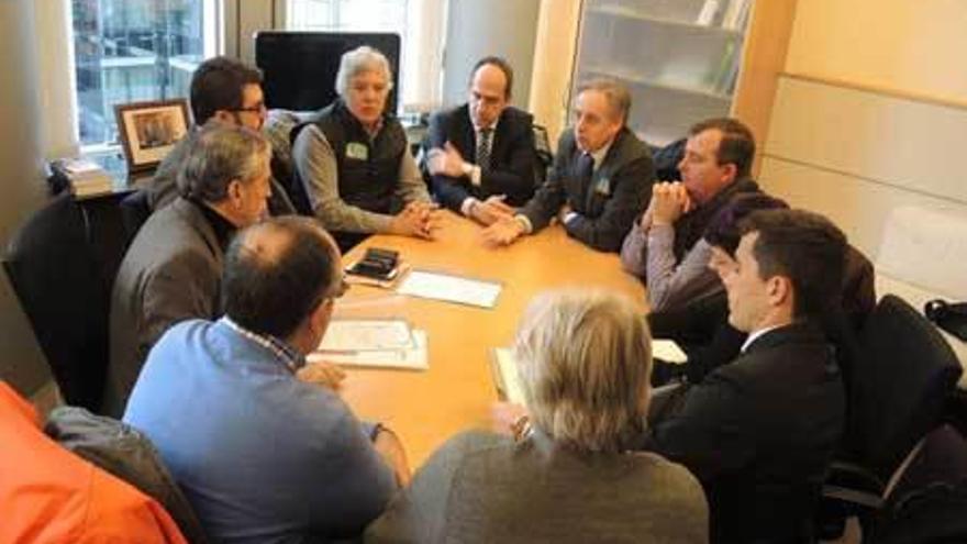 José Manuel Arias, al fondo a la derecha, explica a los europarlamentarios socialistas españoles la situación de Arcelor, con los sindicalistas asturianos José Manuel Castro y Alberto Villalta de espaldas.