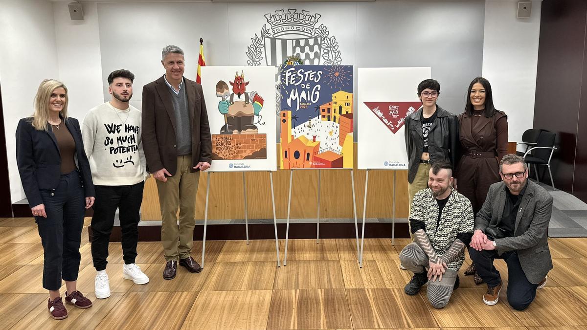 El alcalde Albiol y las concejalas Agüera y González junto a los diseñadores del cartes y del 'dimoni' de las Festes de Maig 2025 de Badalona