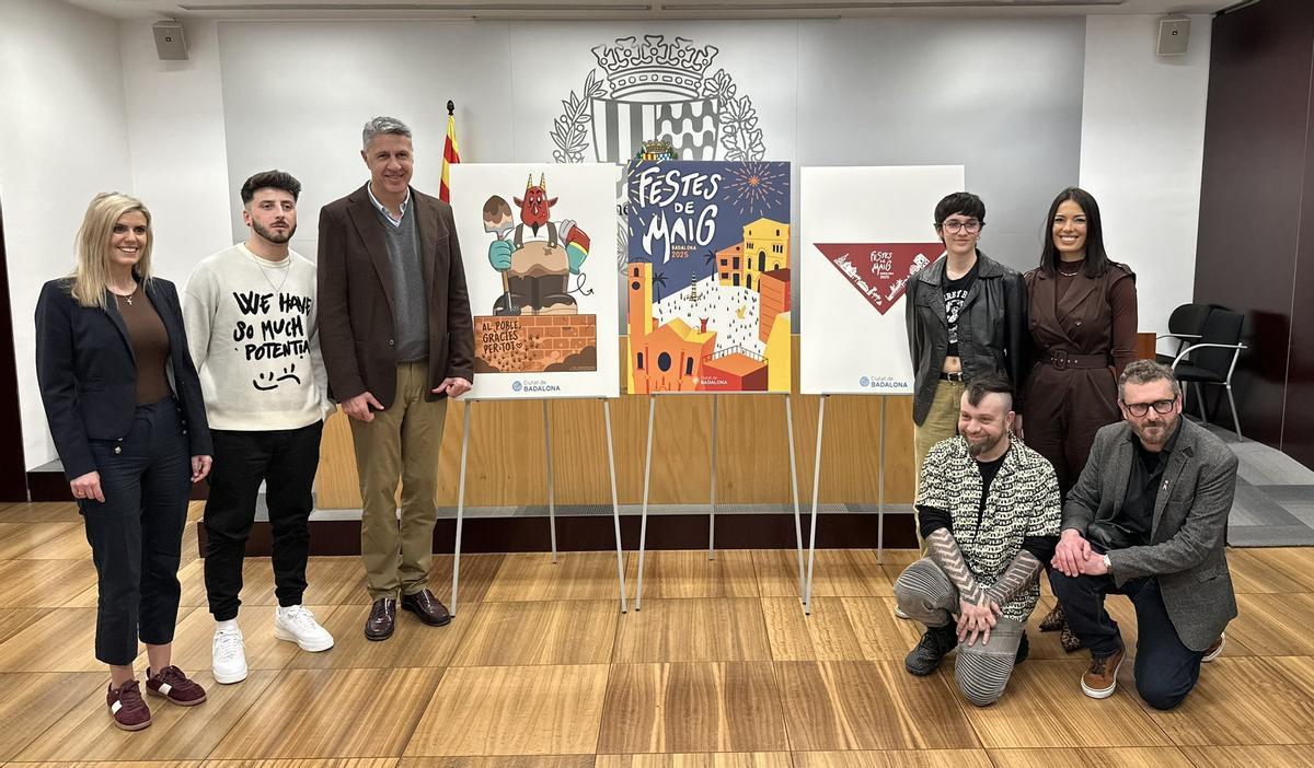 El alcalde Albiol y las concejalas Agüera y González junto a los diseñadores del cartes y del 'dimoni' de las Festes de Maig 2025 de Badalona