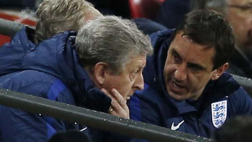 Neville habla con Hodgson en Wembley.
