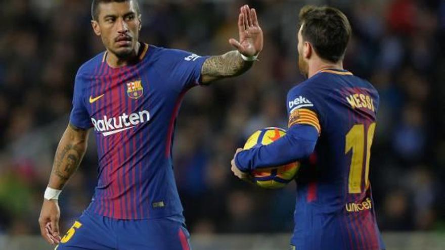 Paulinho y Messi celebran el gol del brasileño, que supuso el 2-1 y abrió el camino para la remontada del Barça en Anoeta.