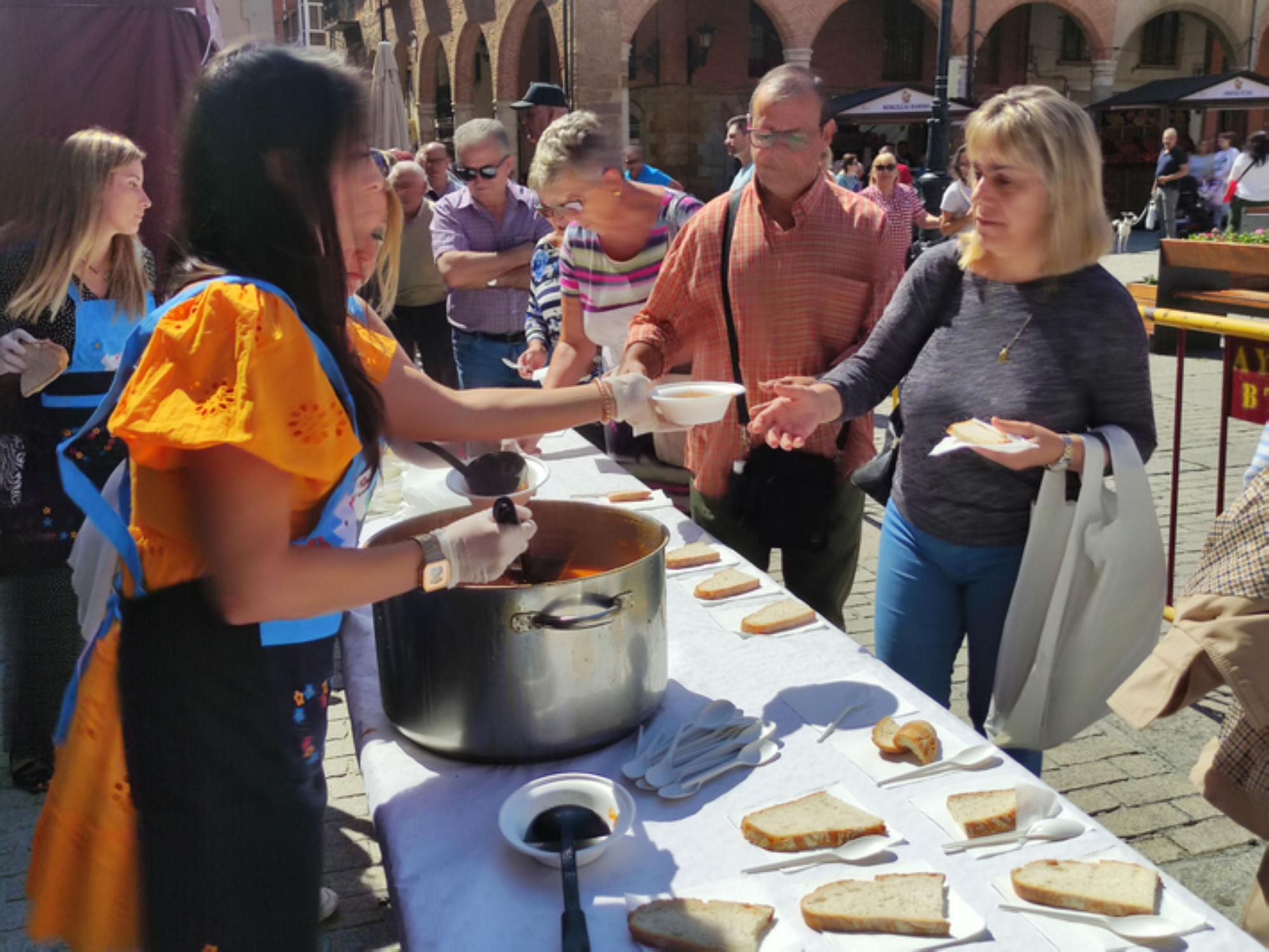 Degustación popular en la Feria de Productos de la Tierra de Benavente. / E. P.