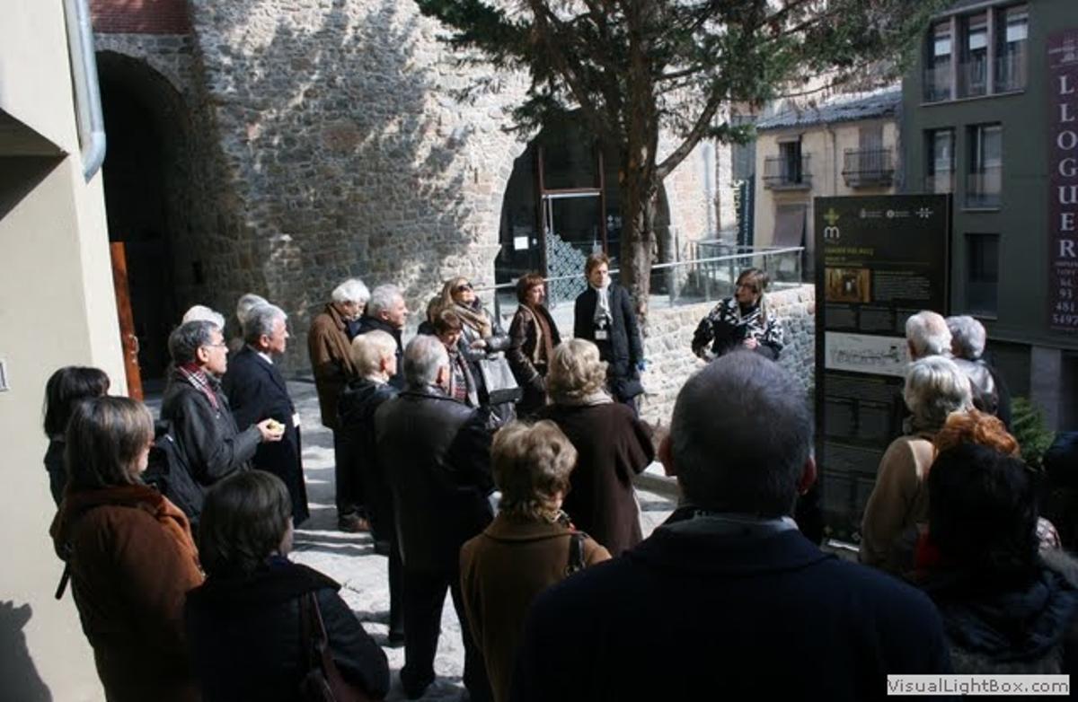 Les trobades s'aprofiten per fer visites, com aquesta del 2012 al carrer del Balç
