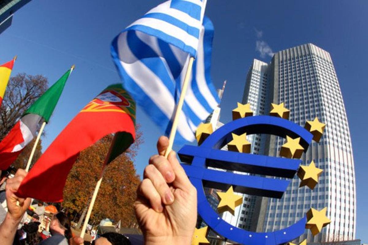 Participants en una competició de Monopoly onegen les banderes dels seus països davant la seu del Banc Central Europeu a Frankfurt (Alemanya).