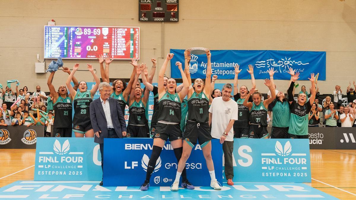 El CAB Estepona celebra el ascenso a la Liga Femenina logrado hace un año.