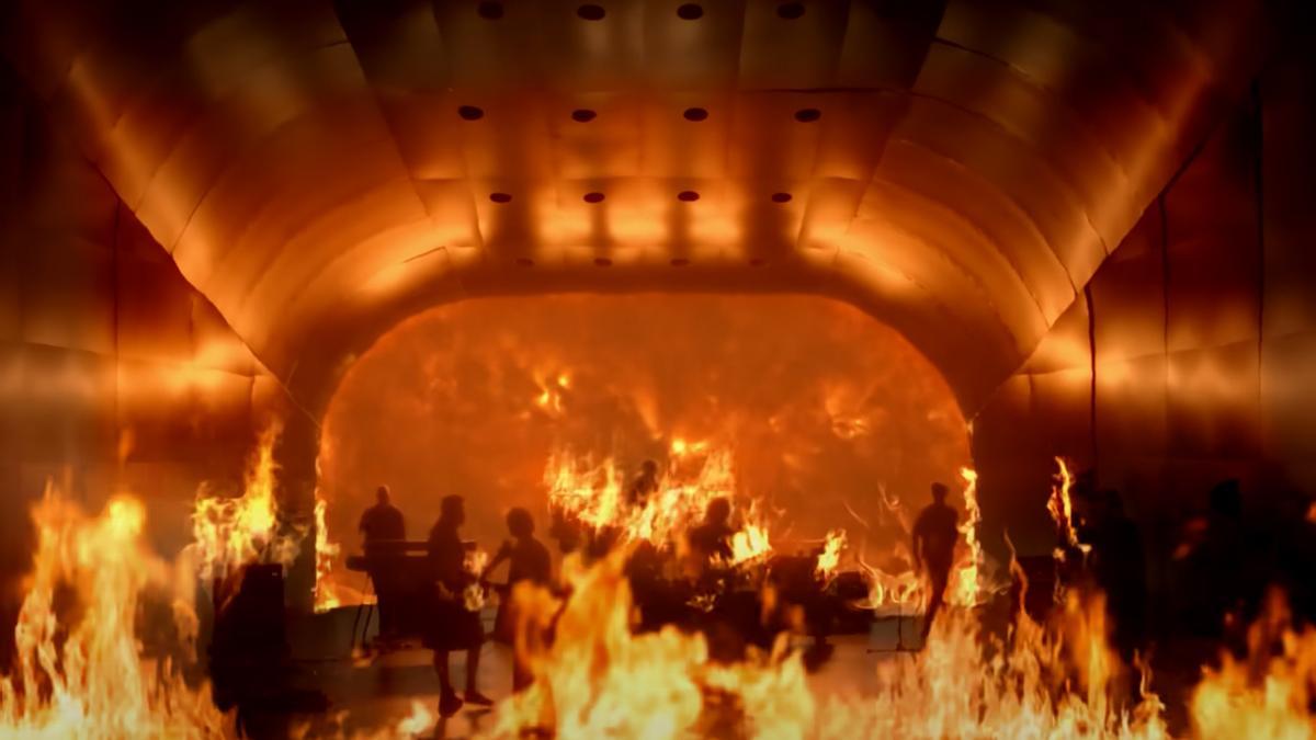 Una imagen del videoclip con &#039;Los Robe&#039; ardiendo en el Palacio de Congresos de Plasencia.